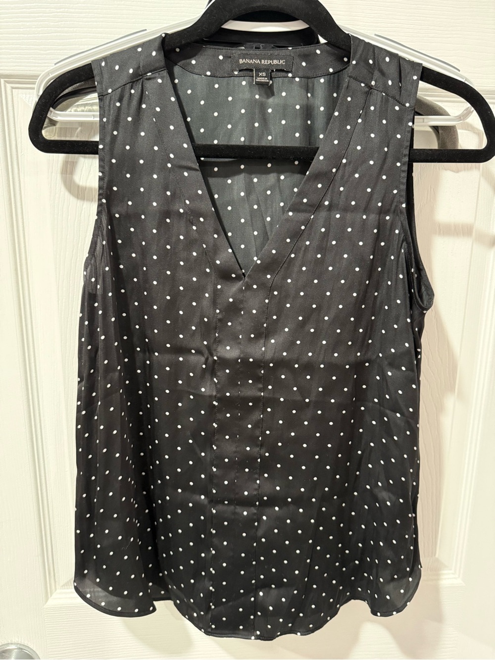 Banana Republic Black Polka Dot Sleeveless V-Neck Camisole